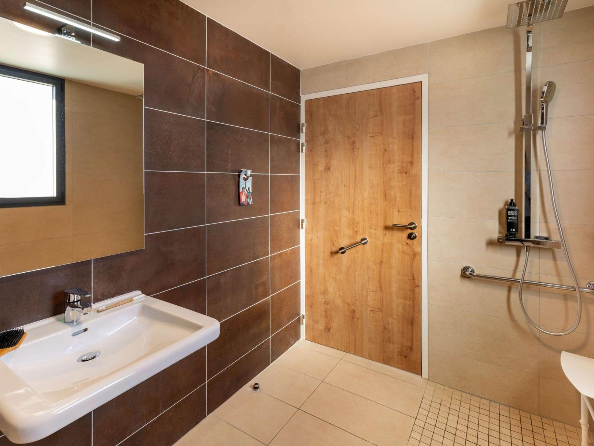 Hotel Ibis Styles Aix-en-provence Tgv *